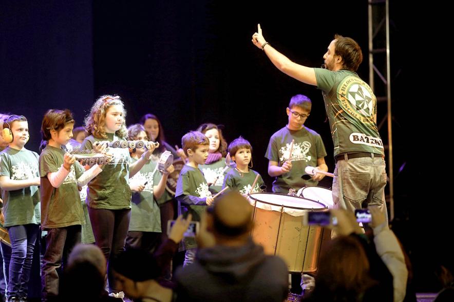 Fiesta Celebración Día Internacional de los Derechos de la Infancia - Imagen de un monitor y unos niños realizando un taller de música.