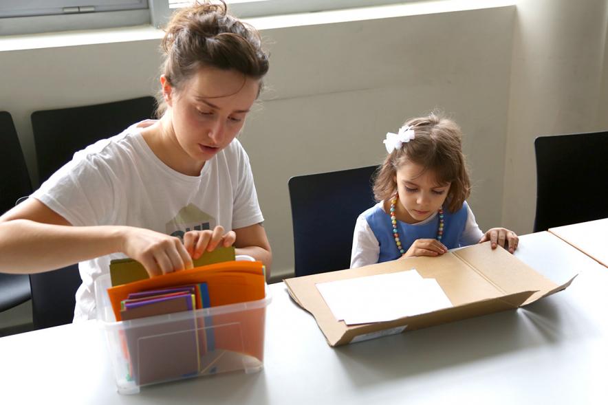 Día de la Nueva Participación Los Influyentes - Primer plano de la monitora ayudando  a una niña