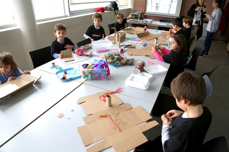 Día de la Nueva Participación Los Influyentes - Toma parcial de la mesa de actividades y los niños participantes.