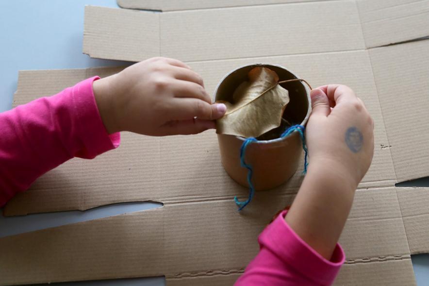 Día de la Nueva Participación Los Influyentes - Primer plano de unas manos infantiles sujetando una manualidad.