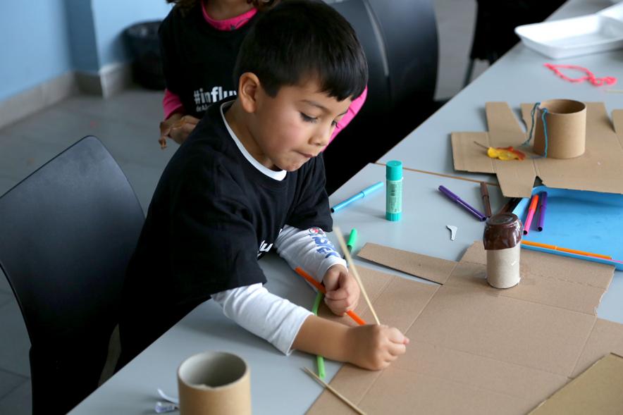 Día de la Nueva Participación Los Influyentes - Primer plano de un niño dibujando.