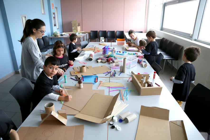 Día de la Nueva Participación Los Influyentes - Plano de la mesa de actividades con los niños y la monitora.