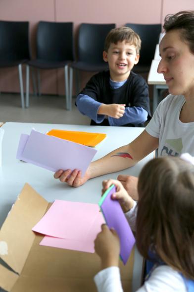 Día de la Nueva Participación Los Influyentes - Primer plano de la monitora jugando con los niños.