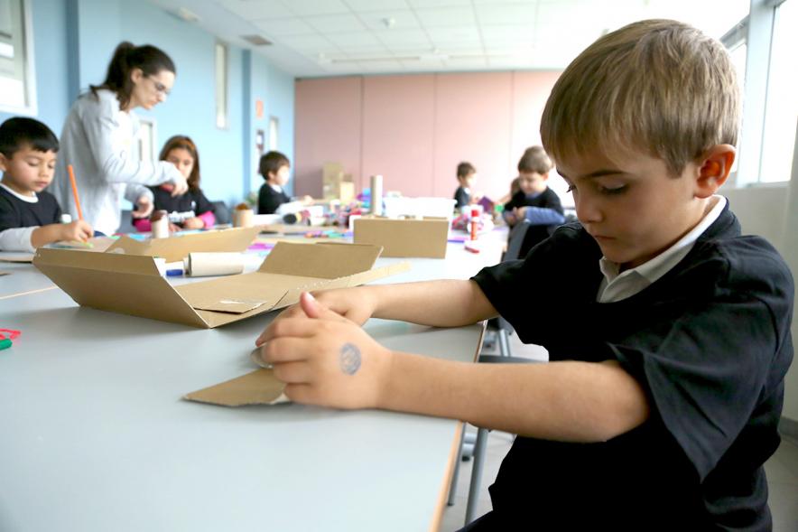 Día de la Nueva Participación Los Influyentes - Primer plano de un niño haciendo manualidades.