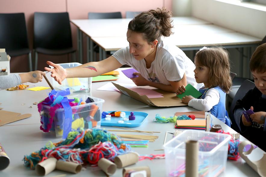 Día de la Nueva Participación Los Influyentes -  Primer plano de la monitora jugando con los niños.