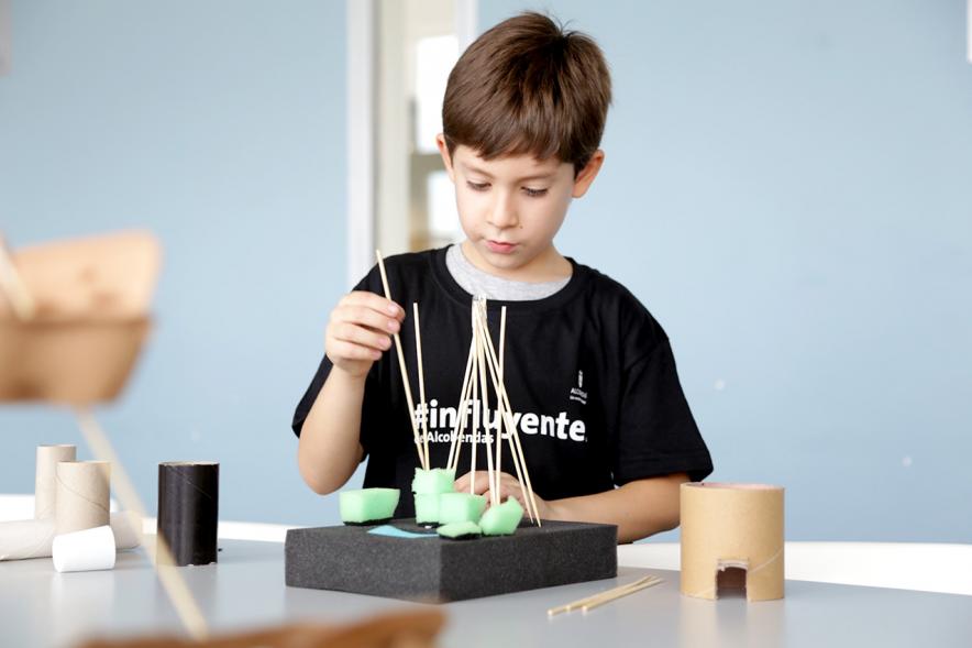 Día de la Nueva Participación Los Influyentes - Primer plano de un niño haciendo manualidades.