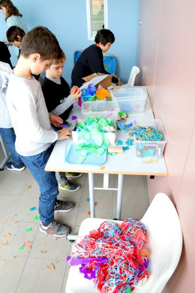 Día de la Nueva Participación Los Influyentes - Toma parcial de la mesa de actividades y los niños participantes.