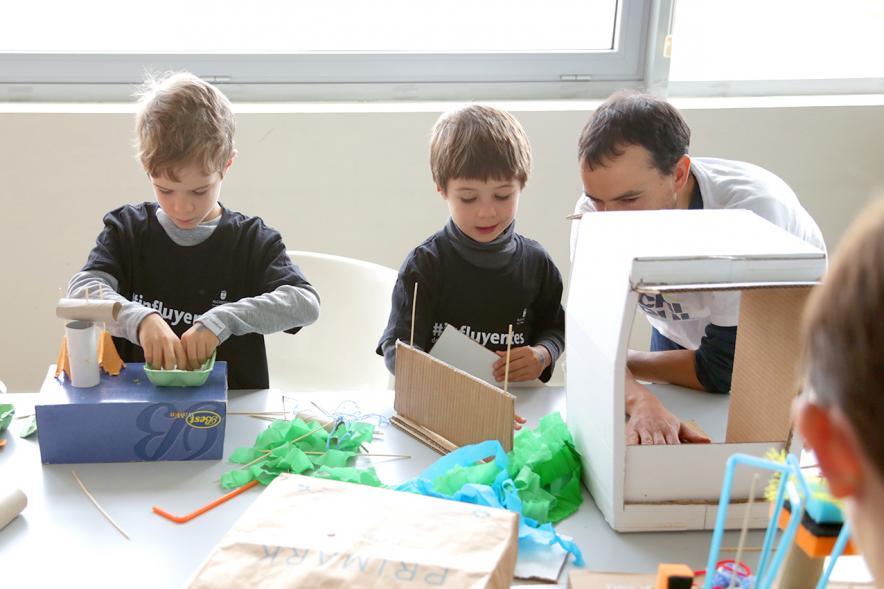 Día de la Nueva Participación Los Influyentes - Imagen de los niños haciendo manualidades.