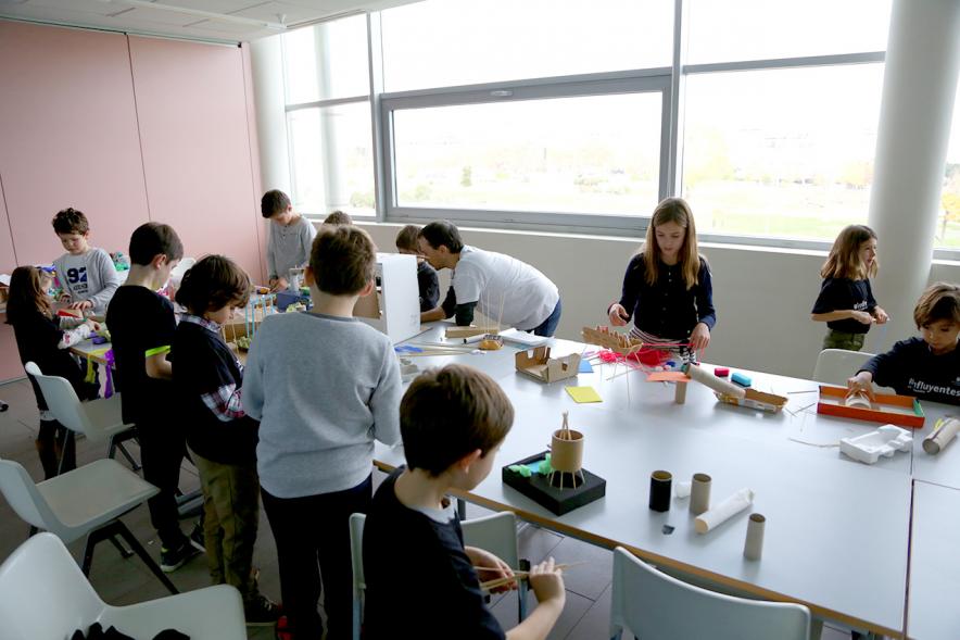 Día de la Nueva Participación Los Influyentes - Panorámica de la mesa de actividades infantiles con la monitora  y  los niños.