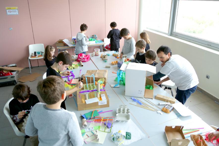 Día de la Nueva Participación Los Influyentes - Toma parcial de la mesa de actividades y los niños participantes.