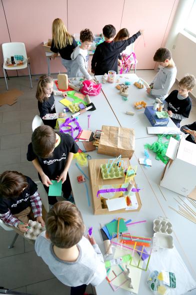 Día de la Nueva Participación Los Influyentes - Cenital de la mesa de actividades infantiles con la monitora  y  los niños.