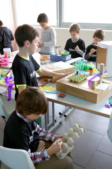 Día de la Nueva Participación Los Influyentes - Imagen de los niños haciendo manualidades.