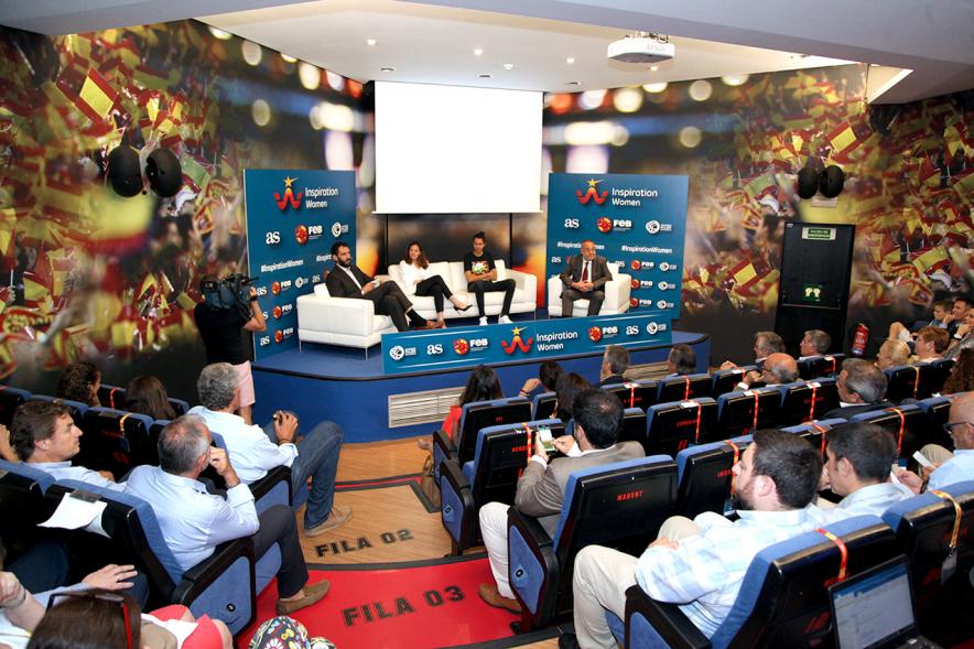 Presentación "Inspiration Women" - Imagen panorámica de los asistentes y los organizadores.