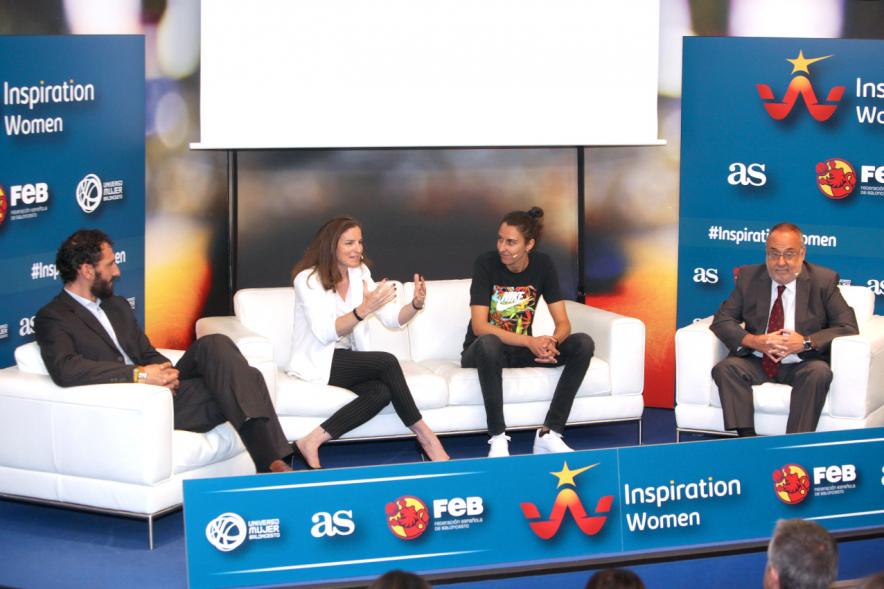 Presentación "Inspiration Women" - Imagen de la tribuna de los organizadores rodeados del logo.