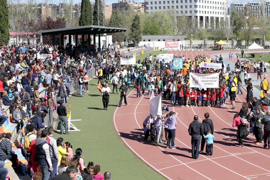 Torneo de Atletismo Intercentros de Alcobendas - Los colegios preparándose.