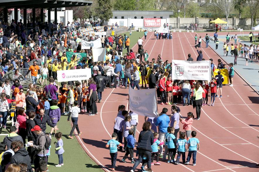 Torneo de Atletismo Intercentros de Alcobendas - Los colegios preparándose.
