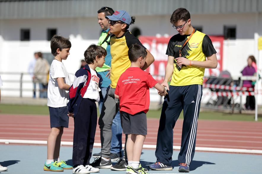 Torneo de Atletismo Intercentros de Alcobendas - Los corredores y los monitores.