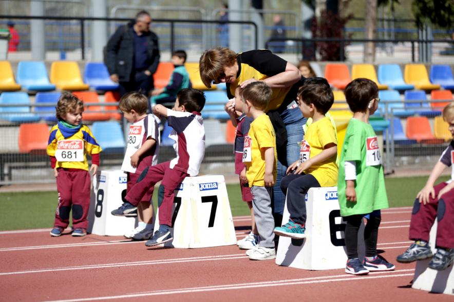Torneo de Atletismo Intercentros de Alcobendas -  Los niños preparándose.