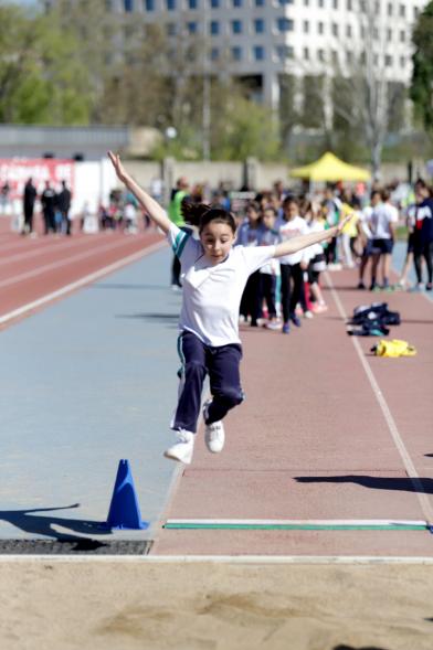 Torneo de Atletismo Intercentros de Alcobendas - Un niño saltando.