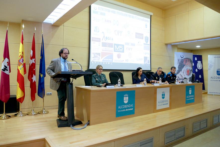 IIº Encuentro sobre Investigación Privada - Imagen de Luis Miguel Torres, concejal de seguridad junto a la mesa de autoridades policiales.
