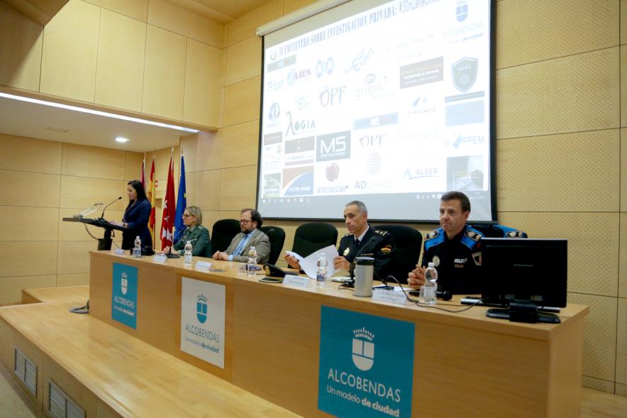IIº Encuentro sobre Investigación Privada - Imagen central de la mesa de las autoridades municipales y  fuerzas del orden público.