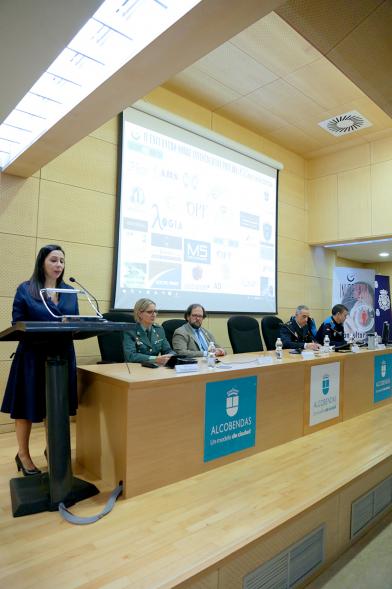 IIº Encuentro sobre Investigación Privada - Primer plano de una de las ponentes frente a la mesa de autoridades.