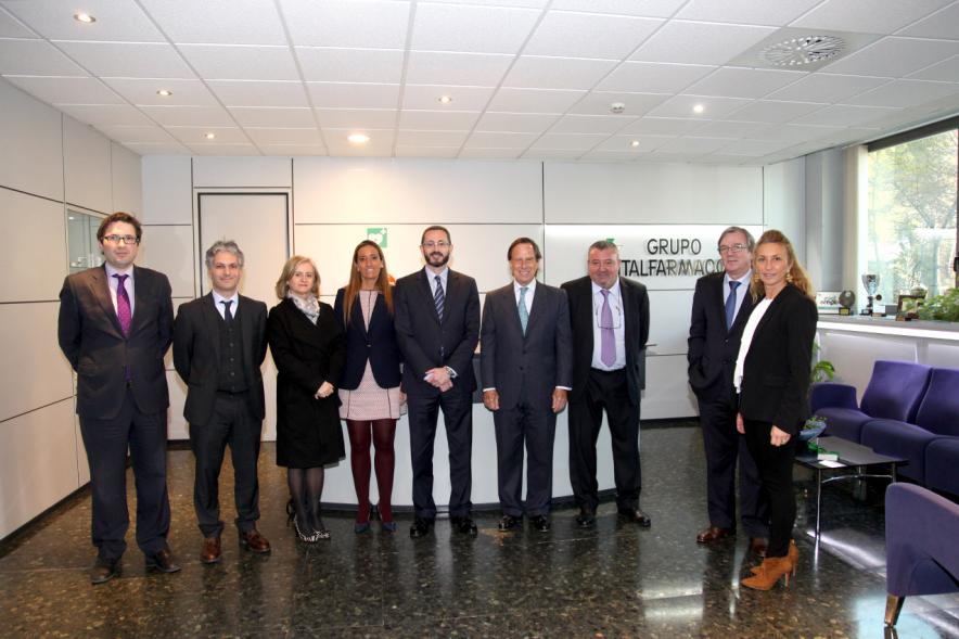 Visita a Empresas del Grupo Italfármaco - Imagen de grupo de las autoridades y directivos de la empresa.