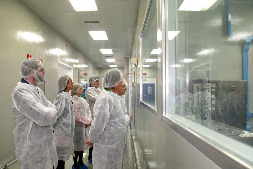 Visita a Empresas del Grupo Italfármaco - Imagen de autoridades visitando las instalaciones de la empresa.