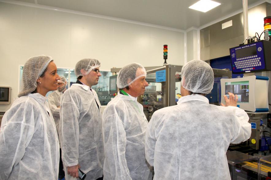 Visita a Empresas del Grupo Italfármaco - Imagen de autoridades visitando las instalaciones de la empresa.
