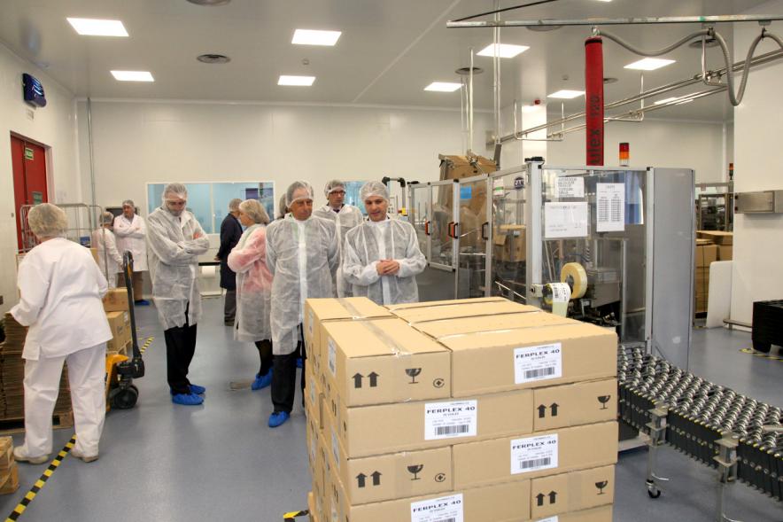 Visita a Empresas del Grupo Italfármaco - Imagen de autoridades visitando las instalaciones de la empresa.