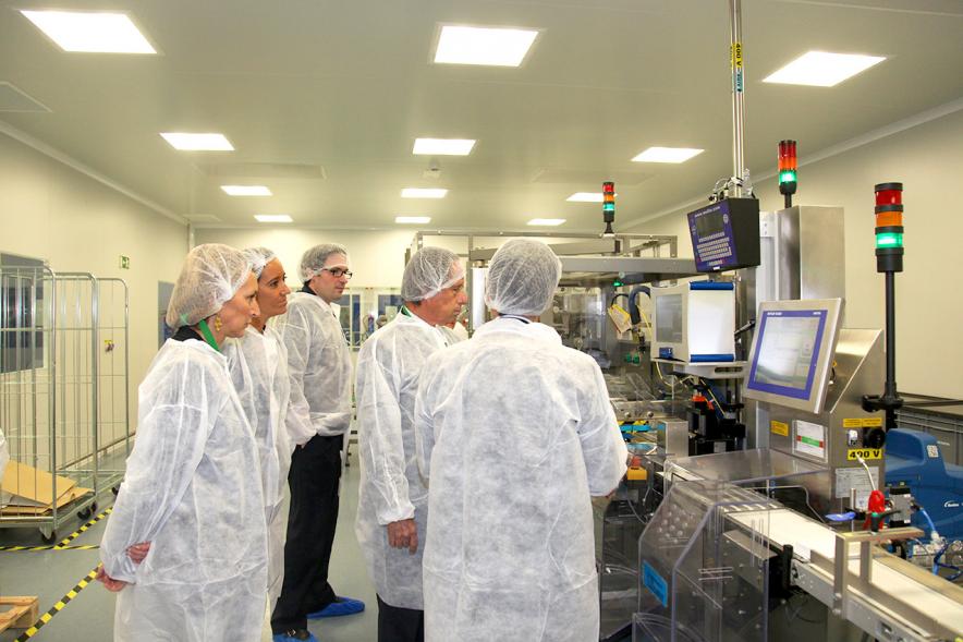 Visita a Empresas del Grupo Italfármaco - Imagen de autoridades visitando las instalaciones de la empresa.