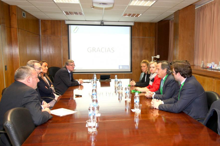 Visita a Empresas del Grupo Italfármaco - Imagen de las autoridades reunidas en la sala de juntas.