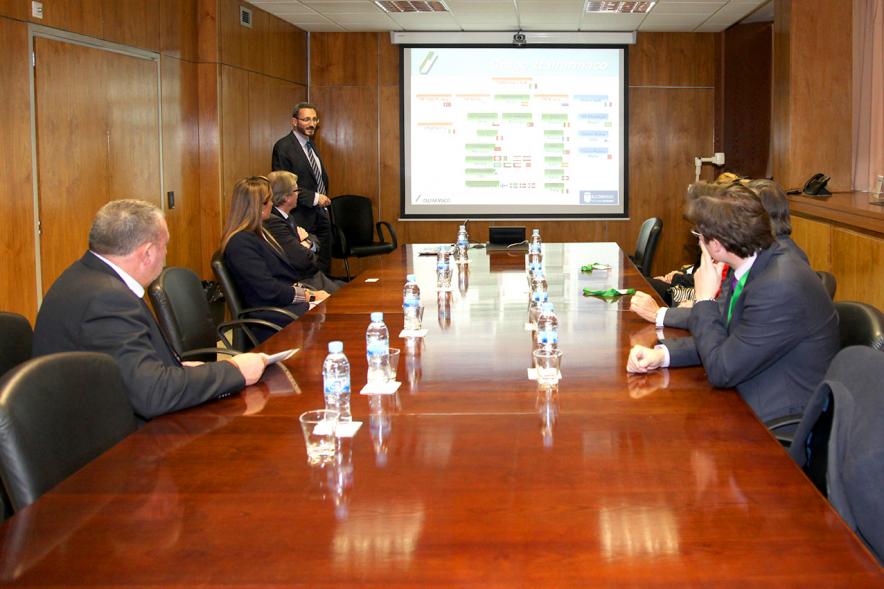 Visita a Empresas del Grupo Italfármaco - Imagen de las autoridades reunidas en la sala de juntas.