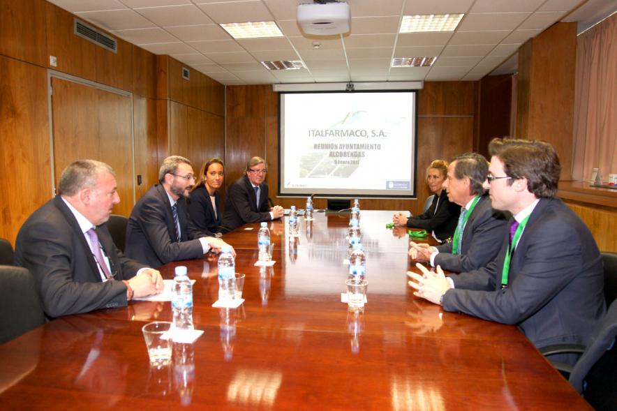 Visita a Empresas del Grupo Italfármaco - Imagen de las autoridades reunidas en la sala de juntas.
