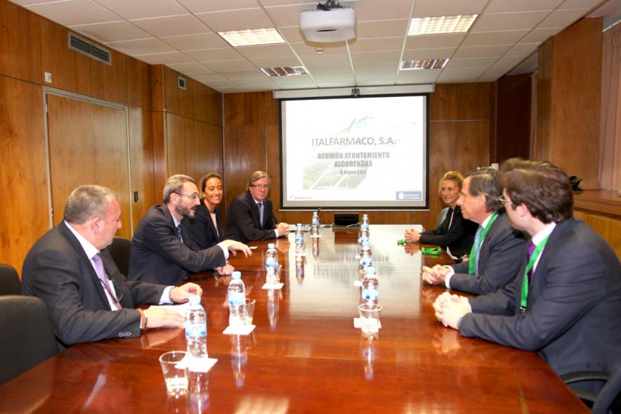 Visita a Empresas del Grupo Italfármaco - Imagen de las autoridades reunidas en la sala de juntas.