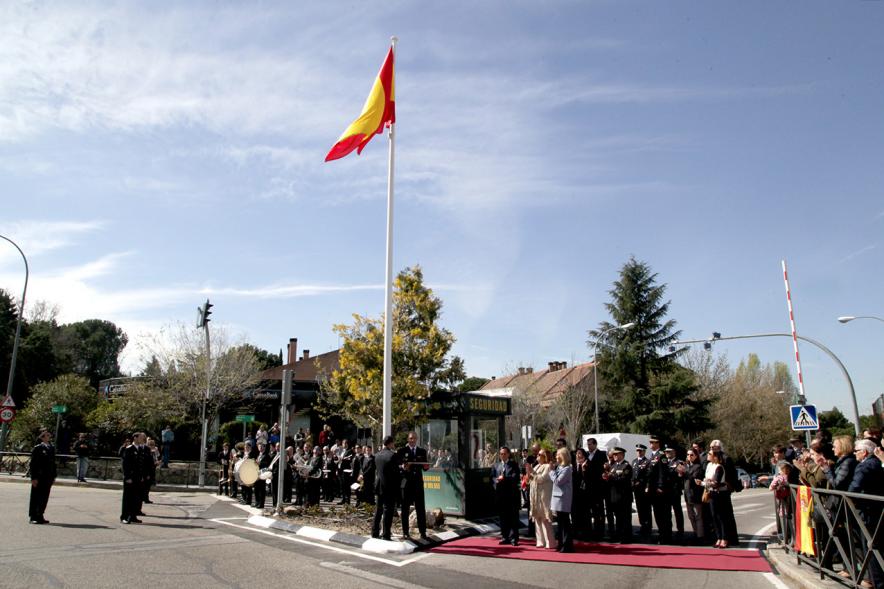 Izado de Bandera Española en la Plaza del Soto - Imagen del publico firme en el izado de la bandera.