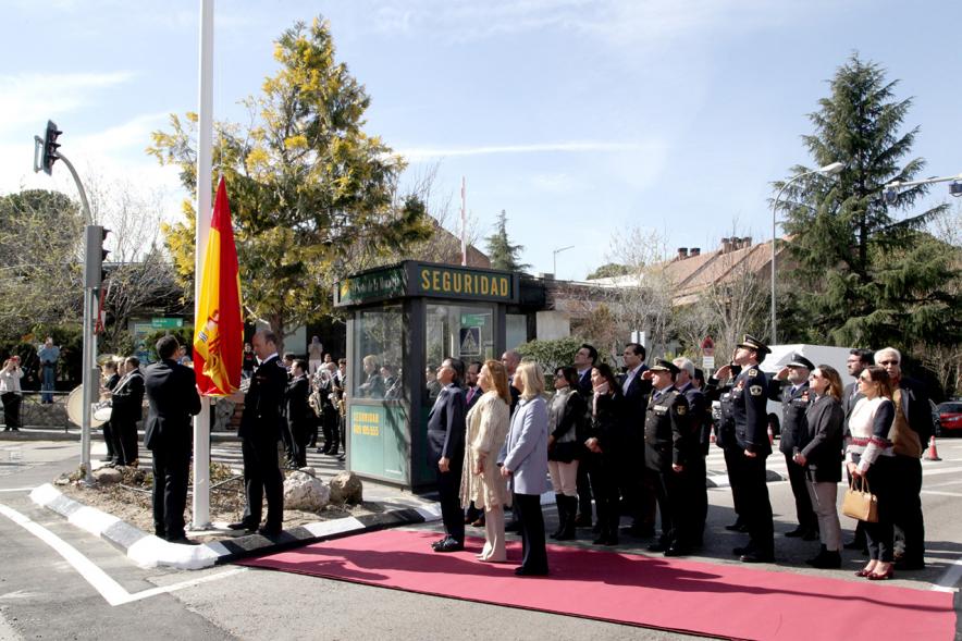 Izado de Bandera Española en la Plaza del Soto -  Imagen del publico firme, en el izado de la bandera.