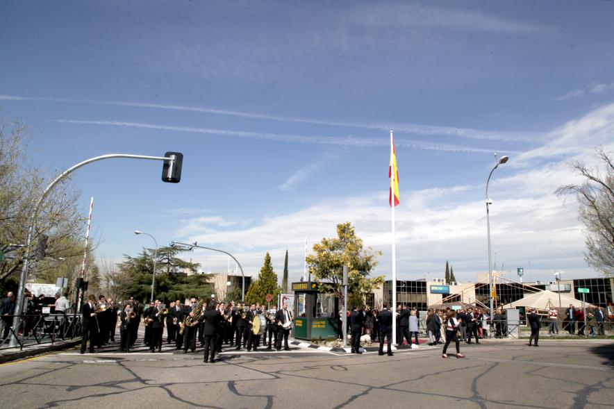 Izado de Bandera Española en la Plaza del Soto -  Plano general del izado de la bandera.