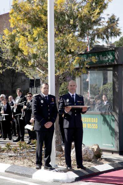Izado de Bandera Española en la Plaza del Soto - Imagen de dos mandos de la policía  con la bandera.