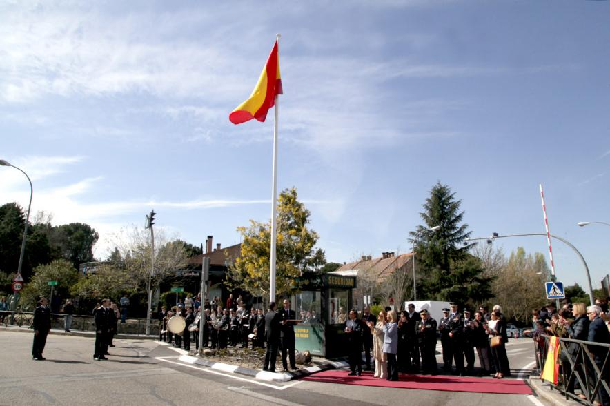 Izado de Bandera Española en la Plaza del Soto - Imagen panorámica del publico en el izado de la bandera.