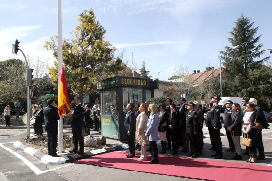Izado de Bandera Española en la Plaza del Soto - Imagen del publico en el izado de la bandera.