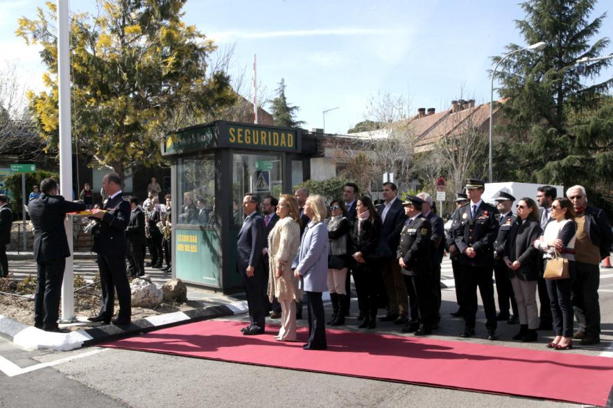 Izado de Bandera Española en la Plaza del Soto - Imagen del publico en el izado de la bandera.