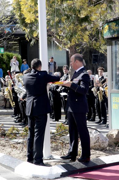 Izado de Bandera Española en la Plaza del Soto - Imagen de dos mandos de la policía izando la bandera.