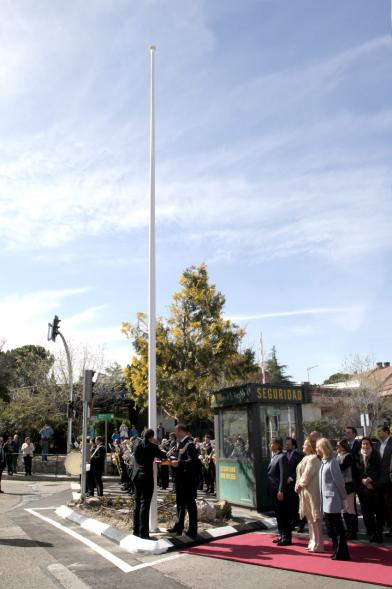 Izado de Bandera Española en la Plaza del Soto -  Imagen del publico firme, en el izado de la bandera.