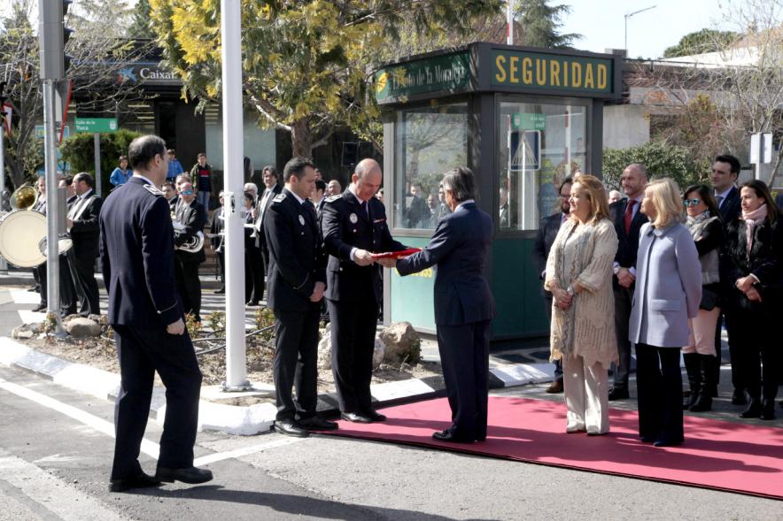 Izado de Bandera Española en la Plaza del Soto -  Entrega respetuosa de  la bandera a los mandos policiales.