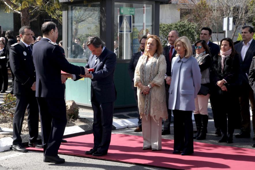 Izado de Bandera Española en la Plaza del Soto - Respetuoso el alcalde recoge la bandera.