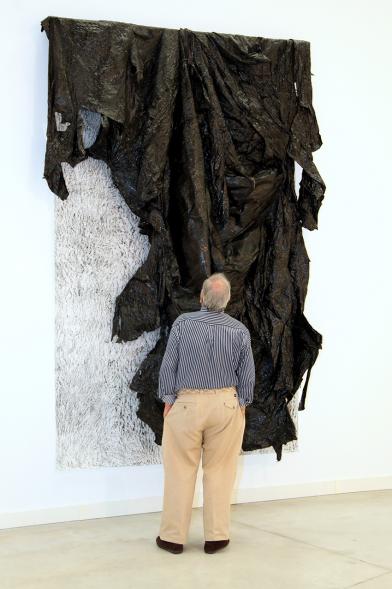 Visitante ante una de las obras de Javier Arce.