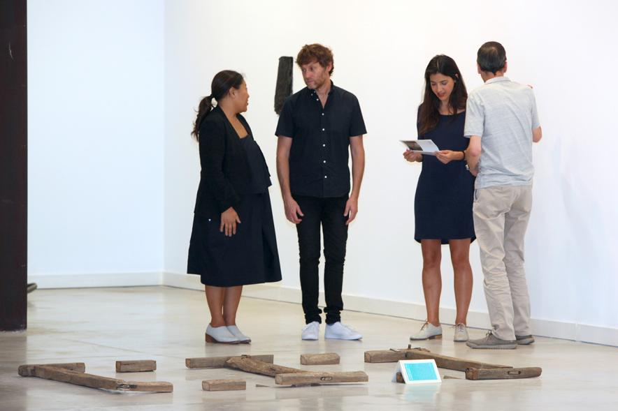 Javier Arce junto a una de sus obras. 