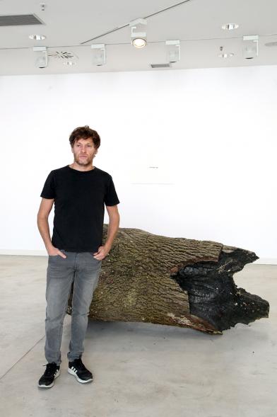 Javier Arce , junto a una de sus obras. 