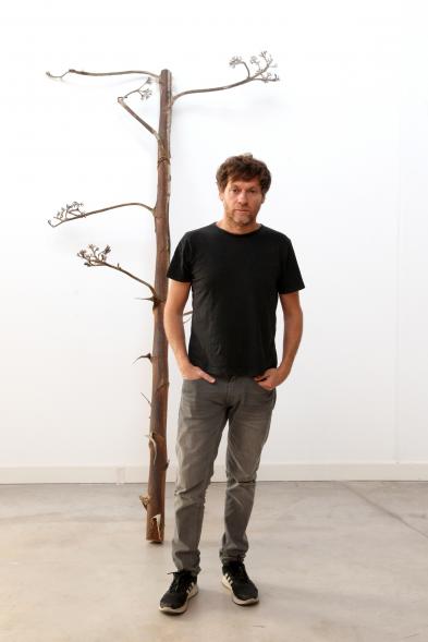 Javier Arce, junto a una de sus obras. 